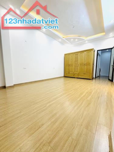 BÁN NHÀ MẶT PHỐ BỒ ĐỀ_KINH DOANH ĐỈNH CAO. DT: 37m².  5tầng.   Giá: 10,6tỷ - 2