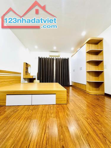 👨‍👩‍👧‍👦Nhà Nguyễn Khánh Toàn 30m2 - 5 Tầng - Siêu Hiếm - Phố Vip Tại Hà Nội