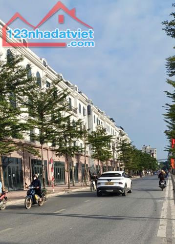 Liền kề Sơn Đồng Center 84m2-5 tầng, Vỉa hè ô tô tránh, giá 12.1 tỷ