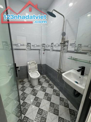 Bán nhà riêng Bùi Minh Trực 2 tầng 2 pn 2 wc Phường 5 quận 8 chỉ nhỉnh 4 tỷ - 2