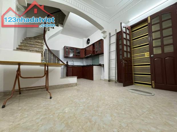 Bán nhà phố Minh Khai 31m2x3 tầng, ngõ rộng 2.5m, full nội thất, sổ đỏ 4.85 tỷ