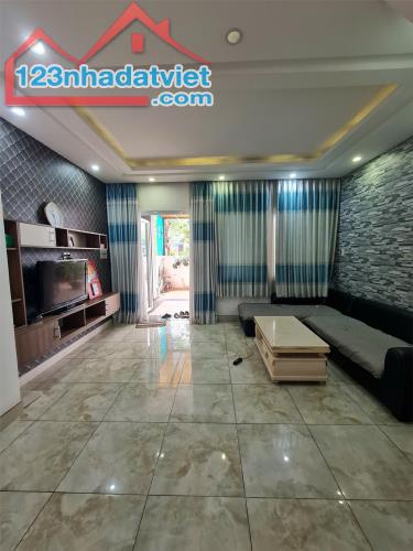 Nhà cho thuê quận 9, KDC cao cấp, DTSD 155m2, full nội thất, 3 tầng, 3 PN, giá 14tr có TL