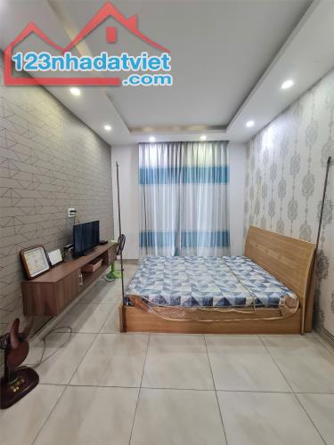 Nhà cho thuê quận 9, KDC cao cấp, DTSD 155m2, full nội thất, 3 tầng, 3 PN, giá 14tr có TL - 2