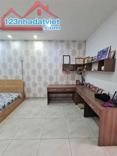 Nhà cho thuê quận 9, KDC cao cấp, DTSD 155m2, full nội thất, 3 tầng, 3 PN, giá 14tr có TL - 3