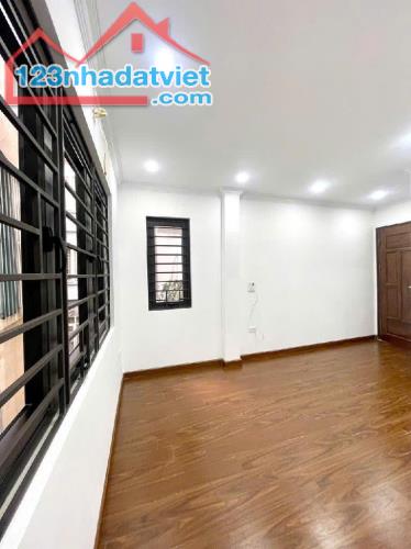 Cần bán nhà Hoàng Quốc Việt - 34m2 - thang máy - 2