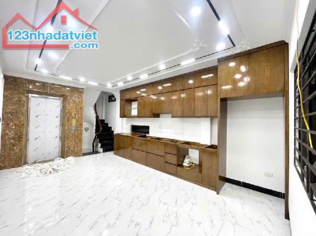 Cần bán nhà Hoàng Quốc Việt - 34m2 - thang máy - 3