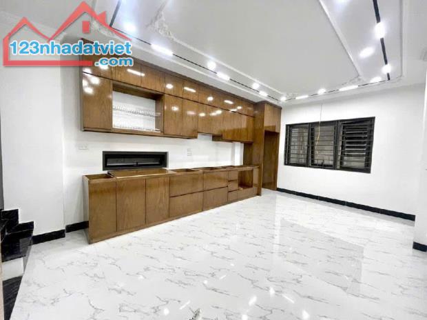 Cần bán nhà Hoàng Quốc Việt - 34m2 - thang máy - 5