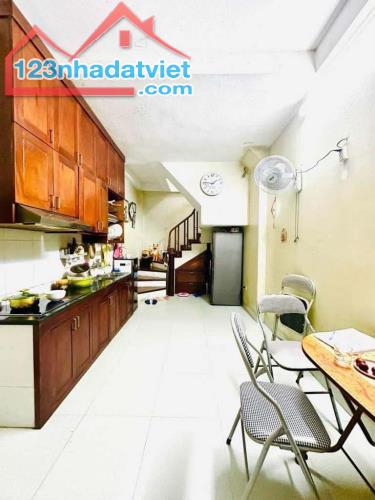 Nhà đẹp Giao Thông Vân Tải 25m2 x 5 tầng, mt 3m2, 3 ngủ, phân lô 2 mặt thoáng, nở hậu