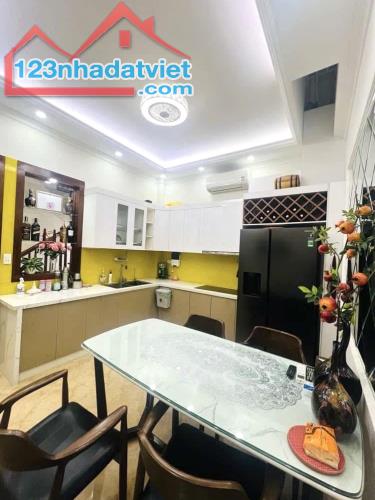 Phân lô Trần Quốc Hoàn nhà đẹp 45m2, 6T  kd, ô tô tránh, sổ vuông đẹp 17 tỷ nhỉnh. - 1
