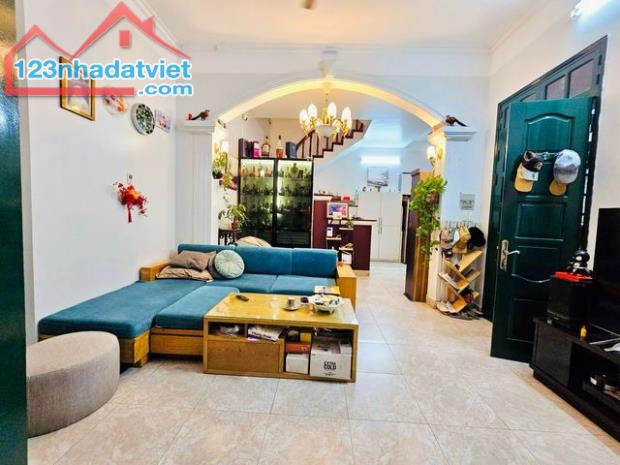 Biệt thự sân vườn, ô tô đỗ cửa 83m2x 4 tầng,Giải Phóng – Hoàng Mai. Giá chào 17.6 tỷ