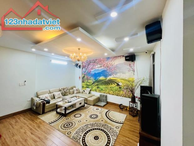 Bán nhà Ngọc Thuỵ,Long Biên 4 tầng,40m,mt3.8m oto đỗ cổng nhỉnh 5 tỷ