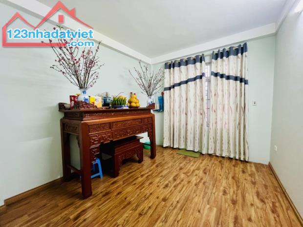 Bán nhà Ngọc Thuỵ,Long Biên 4 tầng,40m,mt3.8m oto đỗ cổng nhỉnh 5 tỷ - 5