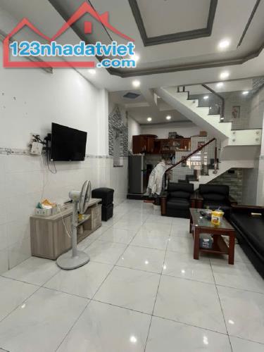 Ngã Tư Lạc Long Quân, 41m2, 3 tầng BTCT, Xe hơi ngủ nhà, Chỉ 6,1 Tỷ - 1