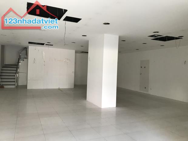 CHO THUÊ NHÀ MẶT PHỐ 3 TẦNG Ở 163 CẦU GIẤY (175M2/1 TẦNG), MẶT TIỀN 10.8M, NỞ HẬU - 1