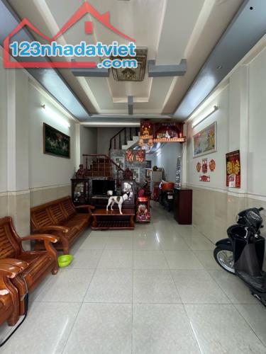 Bán gấp nhà đẹp lung linh ở ngay Phú Định, xe hơi ngủ nhà, 56m2, SHR, hoàn công đủ, - 1