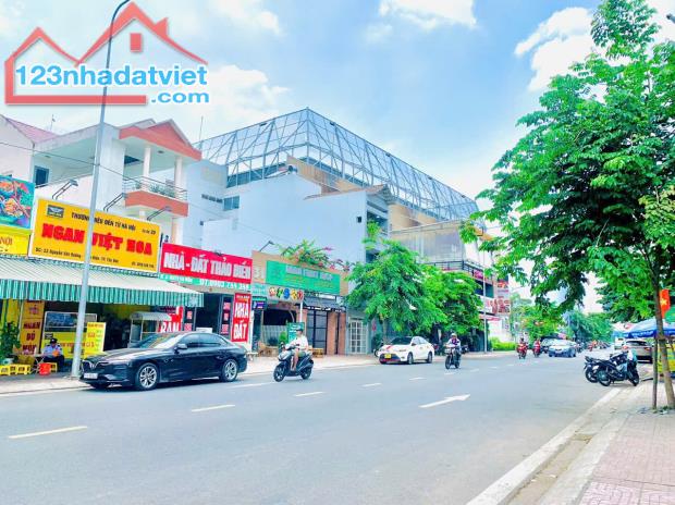 VỊ TRÍ SIÊU ĐẸP ! Bán Nhà mặt tiền Nguyễn Văn Hưởng, Phường Thảo Điền. Ngang đẹp 8.5m