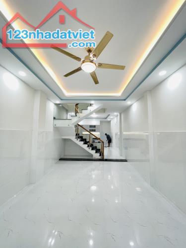 Bán nhà Hẻm xe hơi gần Aeon Tân Phú, nhà đẹp ở ngay 60m2 2Tầng chỉ 5,5 tỷ TL