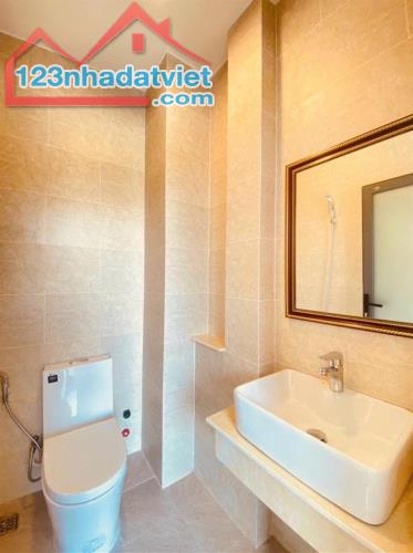 Bán nhà Nguyễn Văn Đậu, 10 tỷ, 40m2, 5PN, 5WC, siêu hot