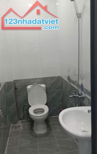 MẶT TIỀN ĐƯỜNG ĐÔNG HƯNG THUẬN QUẬN 12 2 TẦNG 2PN HƠN 3 TỶ - 4