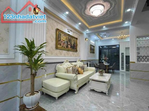 Đi nước ngoài định cư bán gấp nhà mặt tiền đường Chu Mạnh Trinh, Bình Thọ, Thủ Đức, giá 3 - 2