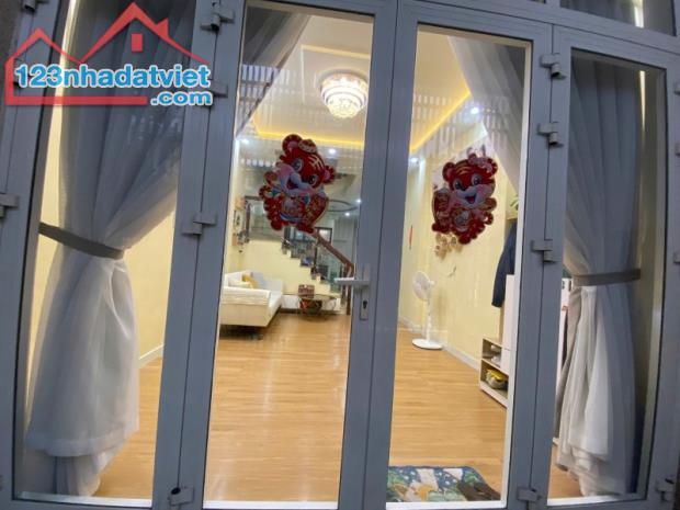 ♥ Nhà Kiệt thẳng ra MT Hoàng Diệu Chợ Mới, thông thoáng, 93m2, 2 tầng, 3.x tỷ - 4