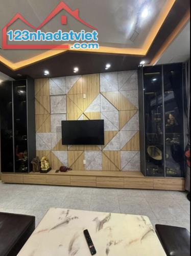 Nhà 4 tầng đường Núi Thành . DT:55m . Ngang 4m . Full nội thất xịn xò . Giá : 4tỷ5 - 1