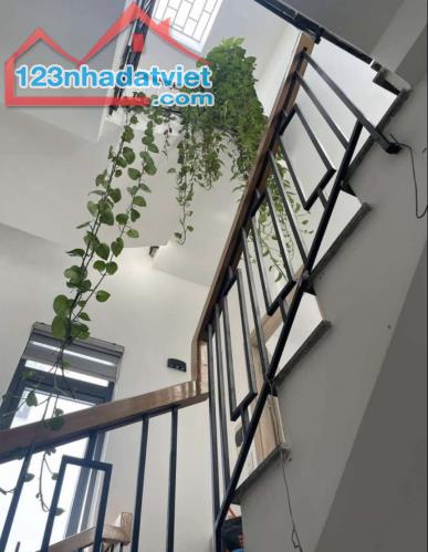 Nhà 4 tầng đường Núi Thành . DT:55m . Ngang 4m . Full nội thất xịn xò . Giá : 4tỷ5 - 2