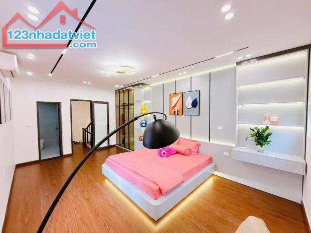Ô Tô Dừng Đỗ Ngày Đêm Nhà Nguyễn Khánh Toàn 30m2 Tại Hà Nội Ra Ô Tô Cực Gần - 1