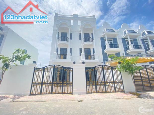 NHÀ 1 TRỆT 3 LẦU ĐƯỜNG NHỰA XE 16 CHỖ HẺM SÂN BIA PHÚ TÂN