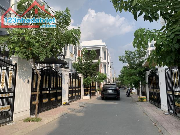 NHÀ 1 TRỆT 3 LẦU ĐƯỜNG NHỰA XE 16 CHỖ HẺM SÂN BIA PHÚ TÂN - 1