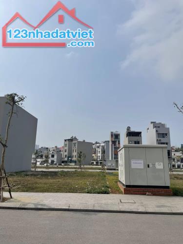 Bán Ô Góc Vườn Hoa Lideco Bãi Muối. DT:65m2,MT:5m.H:Đông Bắc !!!