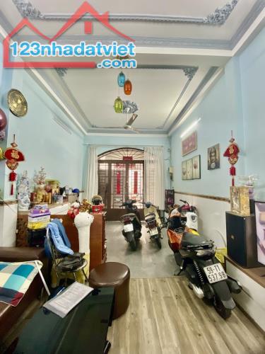 Bán nhà mặt tiền Bà Hom,P.13,Q.6,dt: 4 x 24 nhà xây 2 lầu 12 Tỷ 3.