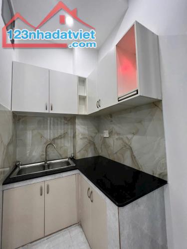 3.58 tỷ bán nhà 3 tầng ngay chợ Gò Vấp Nguyễn Thái Sơn- DTSD 60m2- 2PN 3WC - 4