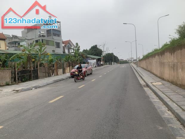 Bán lô đất 215m2 mặt đường chân đê Phúc Lợi, được xây full đất, có thể làm trụ sở công ty