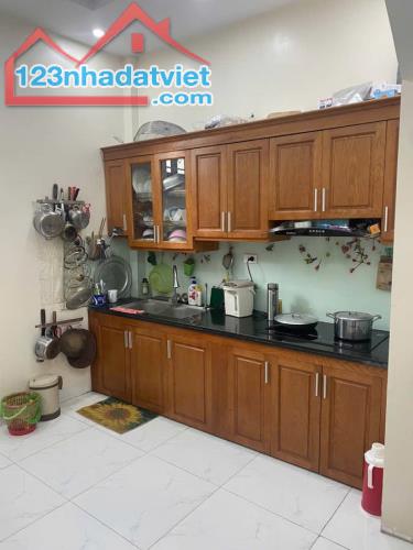 * CẦN BÁN NHÀ DT: 33m2, 5 tầng, MT: 4m, GIÁ: 3,85 tỷ. TẦM TIỀN NHIỀU KHÁCH * TRƯỚC DÃY NHÀ - 3