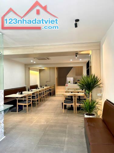 Sang nhượng MBKD Phố Thái Hà 240m2, 330 Triệu, thuê 40 Triệu/tháng 3 tầng x 80m2