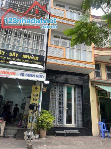 Bán gấp nhà MTNB 8m Lạc Long Quân P3 Q11. - 2