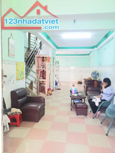 Mặt tiền Tùng Thiện Vương nở hậu 4.5x15 chỉ 10 tỷ 9 - 1