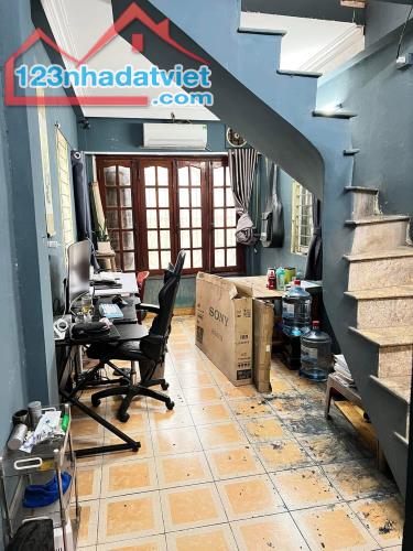 Cho thuê căn hộ Tập thể tầng 3, 70m2, 2 tầng, 2 ngủ, 1 vệ sinh, 5 Triệu/tháng