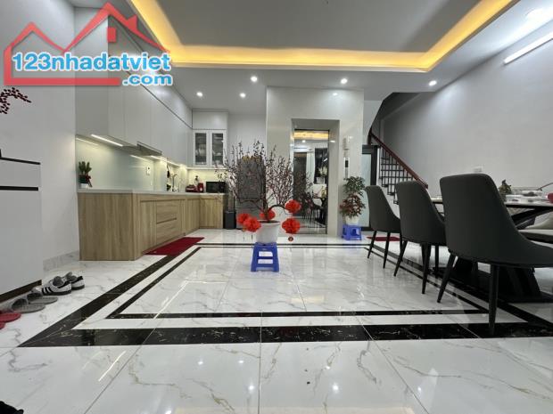 BA BƯỚC RA PHỐ - HỘ KHẨU HAI BÀ - 1 CĂN ĐỘC LẬP - THANG MÁY - NGÕ THẲNG - NGAY NGÃ TƯ CHỢ