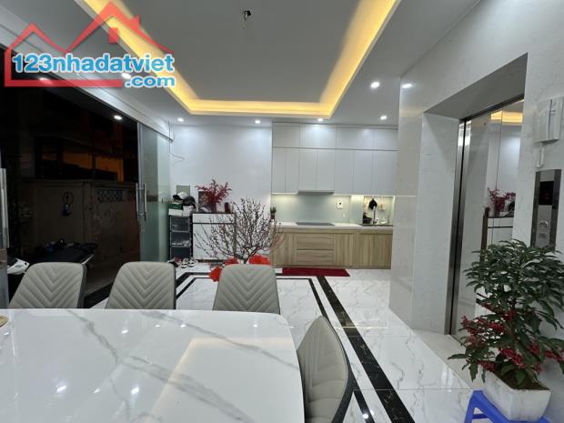 BA BƯỚC RA PHỐ - HỘ KHẨU HAI BÀ - 1 CĂN ĐỘC LẬP - THANG MÁY - NGÕ THẲNG - NGAY NGÃ TƯ CHỢ - 1