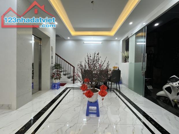 BA BƯỚC RA PHỐ - HỘ KHẨU HAI BÀ - 1 CĂN ĐỘC LẬP - THANG MÁY - NGÕ THẲNG - NGAY NGÃ TƯ CHỢ - 2