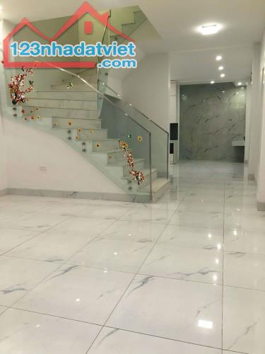 Tìm chủ mới nhà 64m x 3 tầng Ngũ Hiêp. 16 chỗ đỗ cửa. Giá hơn 4 tỷ