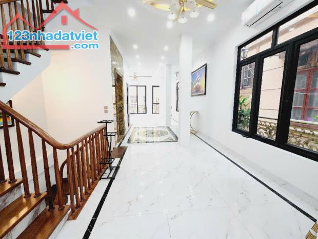 💥💥💥 NHÀ ĐẸP CẦU GIẤY - LÔ GÓC - 3 THOÁNG - THANG MÁY - 3