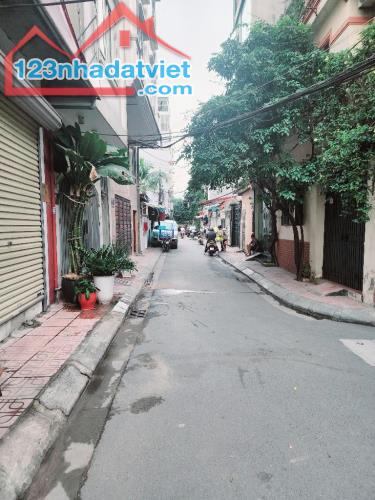 Bán nhà 42.5m vuông , ngõ 102 Hoàng Đạo Thành,3.3 tỉ - 2