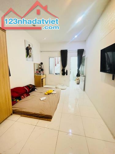 Bán Gấp - Sổ Đỏ Nở Hậu - Văn Chương - Đống Đa - Dt : 28m2/4 tầng/ 3,3m2 MT * nhỉnh 4 tỷ - 3