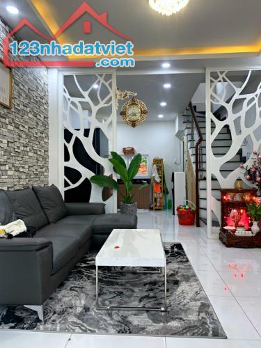 Nhà 4 tầng, 33,6m2, hẻm xe hơi, 585 Nguyễn Thị Thập, Tân Phong, Quận 7-Gía 6 tỷ 5