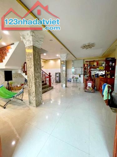 Biệt thự mặt tiền hẻm 172 An Dương Vương 8x14 chỉ 14 tỷ