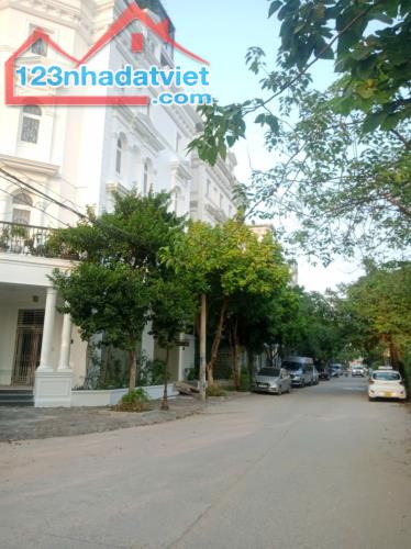 Bán tòa CCMN sát Luis City Đại Mỗ đường ô tô 80m2 7T MT10m 10PKK giá 17.5 tỷ