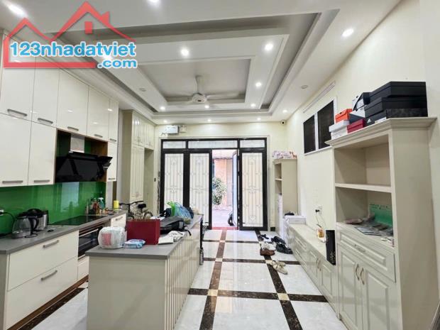 BÁN NHÀ BỒ ĐỀ 60M2* 5 TẦNG* 11.5 TỶ, Ô TÔ VÀO NHÀ, FULL NỘI THẤT